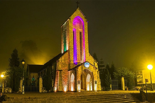 Khung cảnh lung linh của "nhà thờ đá"vvào ban đêm