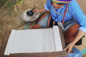Kỹ thuật vẽ bằng sáp ong cầu kì của người Mông