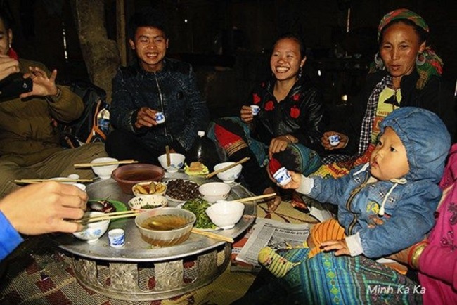Dân phượt Sapa có bữa cơm đầm ấm khi xin ngủ nhờ nhà dân