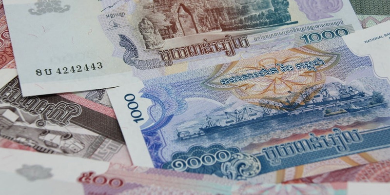 Hai loại tiền tệ Riel và Dollar được dùng rộng rãi ở Campuchia | Ảnh: doisongvadulich.com 
